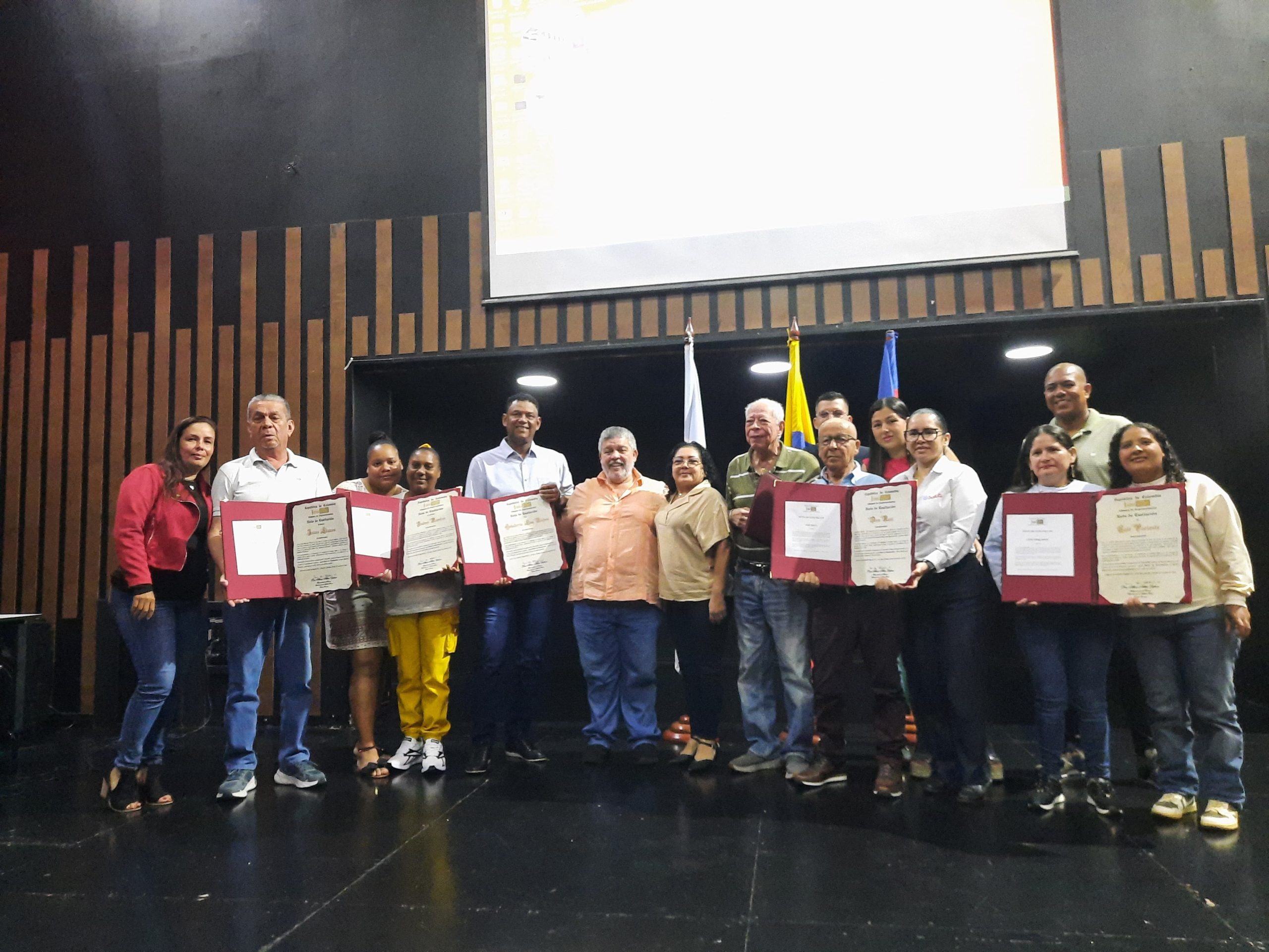 El congresista Luis Alberto Albán Urbano, rindió homenaje a la caleñidad: un reconocimiento a la gente del común que construye ciudad cada día